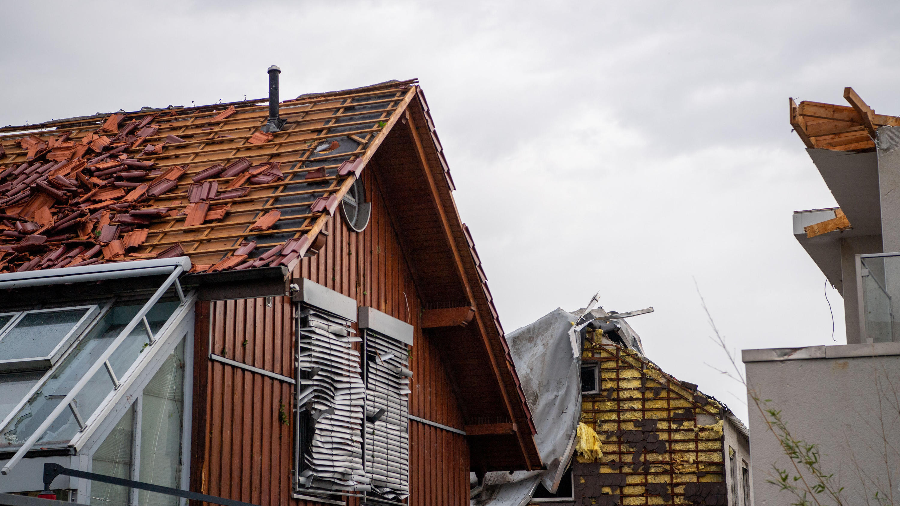 20.05.2022, Nordrhein-Westfalen, Paderborn: Die Dachhaut eines Hauses wurde über die Front geweht. Ein Unwetter hat auch in Paderborn große Schäden angerichtet. Foto: Lino Mirgeler/dpa +++ dpa-Bildfunk +++