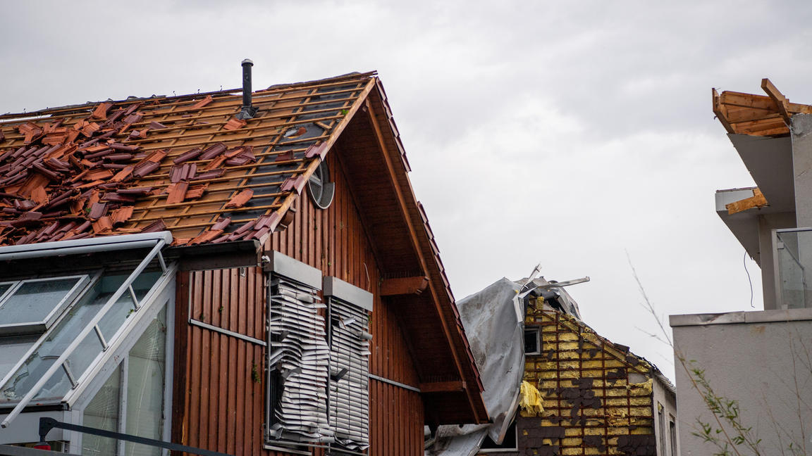 20.05.2022, Nordrhein-Westfalen, Paderborn: Die Dachhaut eines Hauses wurde über die Front geweht. Ein Unwetter hat auch in Paderborn große Schäden angerichtet. Foto: Lino Mirgeler/dpa +++ dpa-Bildfunk +++
