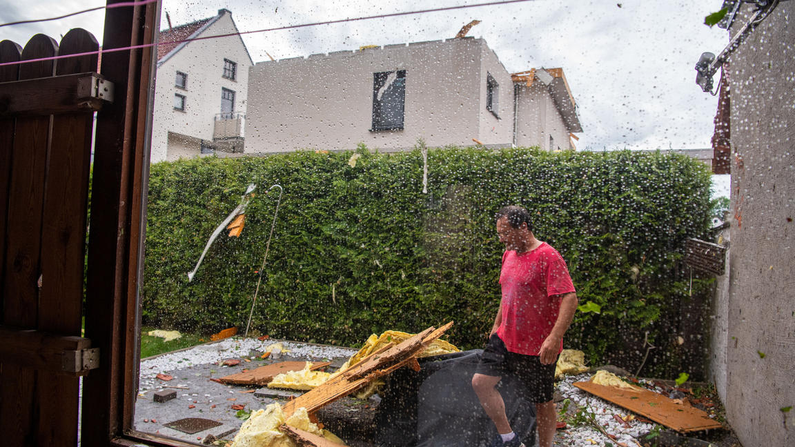20.05.2022, Nordrhein-Westfalen, Paderborn: Ein Anwohner geht durch die Trümmer seiner Gartenhütte. Ein Unwetter hat auch in Paderborn große Schäden angerichtet. Foto: Lino Mirgeler/dpa +++ dpa-Bildfunk +++
