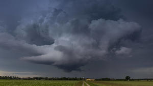 200702 Unwetter. Schwere Unwetter wüten aktuell um München. Besonders heftig traf es Holzkirchen. Die B 318 wurden fast einen Meter hoch überflutet. Eine Superzelle brachte fast 50 Liter in nur 10 Minuten. Das Wasser schießt durch die Schnellstraße. Autofahrer müssen ihre Fahrzeuge im Wasser verlassen. Die Polizei sperrt die B 318 voll ab. Verkehrschaos zum Feierabendverkehr. Im Zeitraffer sieht man die Unwetterfront Holzkirchen Bayern Deutschland *** 200702 Storms Heavy storms are currently raging around Munich Holzkirchen was hit particularly hard The B 318 was flooded almost one meter high A supercell brought nearly 50 liters in just 10 minutes The water shoots through the highway Motorists have to leave their vehicles in the wate