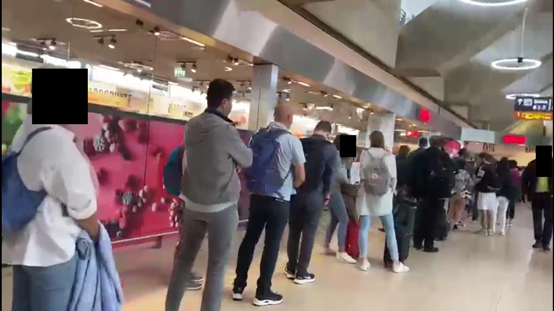 Wahnsinn am Flughafen Köln/ Bonn. Aus jeder Richtung stauen sich die Passagiere vor der Sicherheitskontrolle. Etliche Menschen verpassen ihren Flug.
