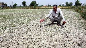 NEW DELHI, INDIA - MAY 16: A farmer shows a patch of the parched of field at Mungeshpur on May 16, 2022 in New Delhi, India. Mungeshpur was the hottest place in India on Sunday, with the maximum temperature 49.2 degrees Celsius. Photo by Arvind Yadav/Hindustan Times Delhi NCR Boils In Heatwave PUBLICATIONxNOTxINxIND 