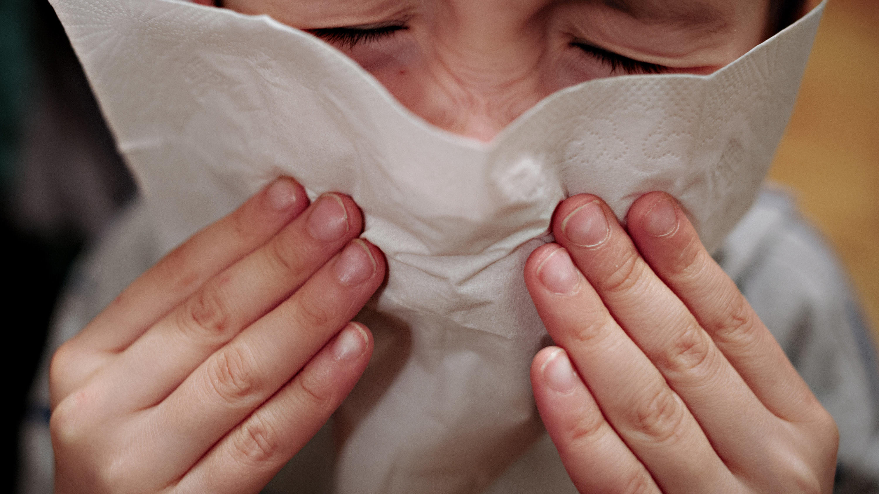 ARCHIV - 24.01.2014, Berlin: Ein kleiner Junge hält sich ein Taschentuch an die Nase. (Illustration zu "RKI: Bei Kindern aktuell häufiger Grippe als Corona diagnostiziert") Foto: Nicolas Armer/dpa +++ dpa-Bildfunk +++