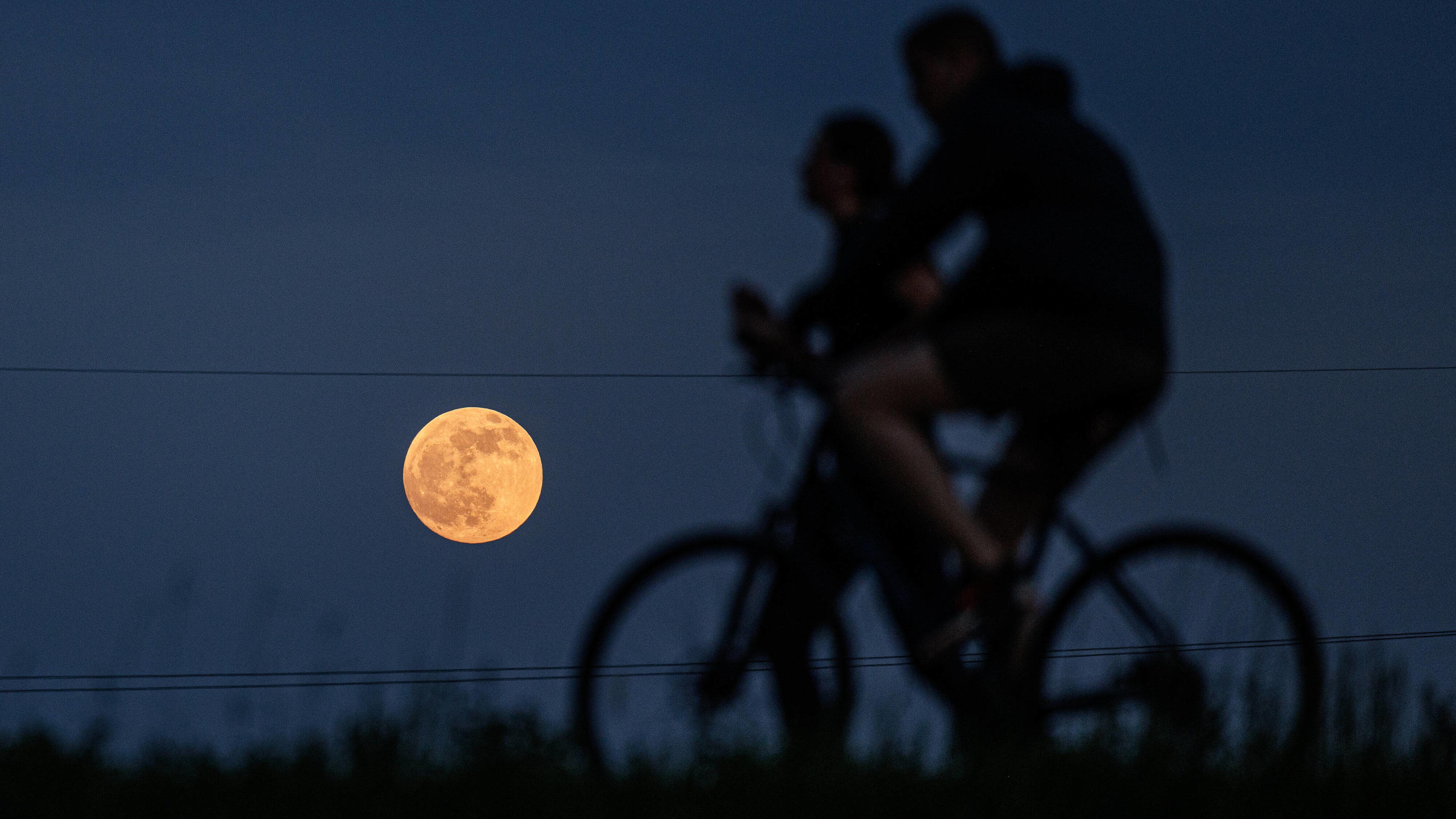 News Bilder des Tages A Blood Moon total lunar eclipse A Blood Moon total lunar eclipse can be seen above the Sava embankment along Lake Jarun., in Zagreb, Croatia, on May 15. 2022. DavorxPuklavec/PIXSELL