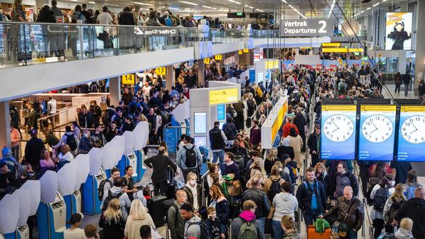 Das Chaos am Flughafen Amsterdam führt zu einem dramatischen Schritt. Die Fluggesellschaft KLM stoppt quasi den Verkauf von Tickets für Flüge ab dem Airport Schiphol (AMS).