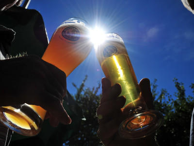 Zwei Männer stoßen am Freitag (17.08.2012) in einem Biergarten in Alpirsbach (Kreis Freudenstadt) mit zwei Biergläsern an. Nachlassender Bierkonsum bei den Deutschen sowie zunehmender Konkurrenzdruck von Großkonzernen stellt die 189 Privatbrauereien 