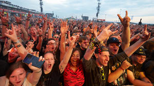Zuschauer jubeln beim Festival Rock am Ring