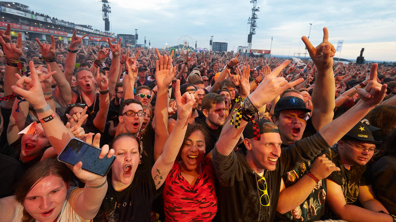 Zuschauer jubeln beim Festival Rock am Ring