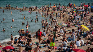 News Bilder des Tages May 21, 2022, Barcelona, Spain: People crowds and cool off at La Barceloneta beach in Barcelona amid a heatwave affecting the Iberian Peninsula that is reaching record and unusual temperatures for this time of year. Barcelona Spain - ZUMAb137 20220521_zap_b137_003 Copyright: xJordixBoixareux