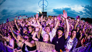Sputnik Springbreak Festival 2022 Festivalbesucher vor der MainStage waehrend dem Sputnik Springbreak Festival 2022 - Tag 1 - auf der Halbinsel Pouch am 3. June 2022 bei Pouch/Bitterfeld, Sachsen Anhalt, Germany *** Sputnik Springbreak Festival 2022 festival visitors in front of the MainStage during the Sputnik Springbreak Festival 2022 day 1 on the peninsula Pouch on June 3, 2022 near Pouch Bitterfeld, Sachsen Anhalt, Germany
