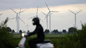 Windkraftanlagen stehen auf einem Feld bei Bergheim. Die Ampelkoalition hat den Ausbau erneuerbarer Energien beschlossen. Danach sollen bis 2030 mindestens 11,5 Gigawatt aus Windenergie produziert werden.