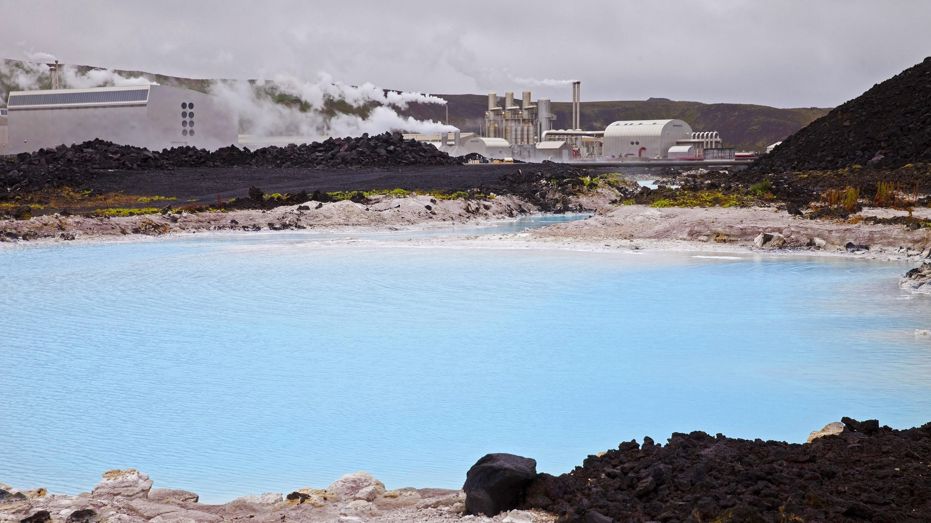 See an der Blauen Lagune mit dem Lavafeld Illahraun und Geothermalkraftwerk Svartsengi , Island, Reykjanes-Halbinsel