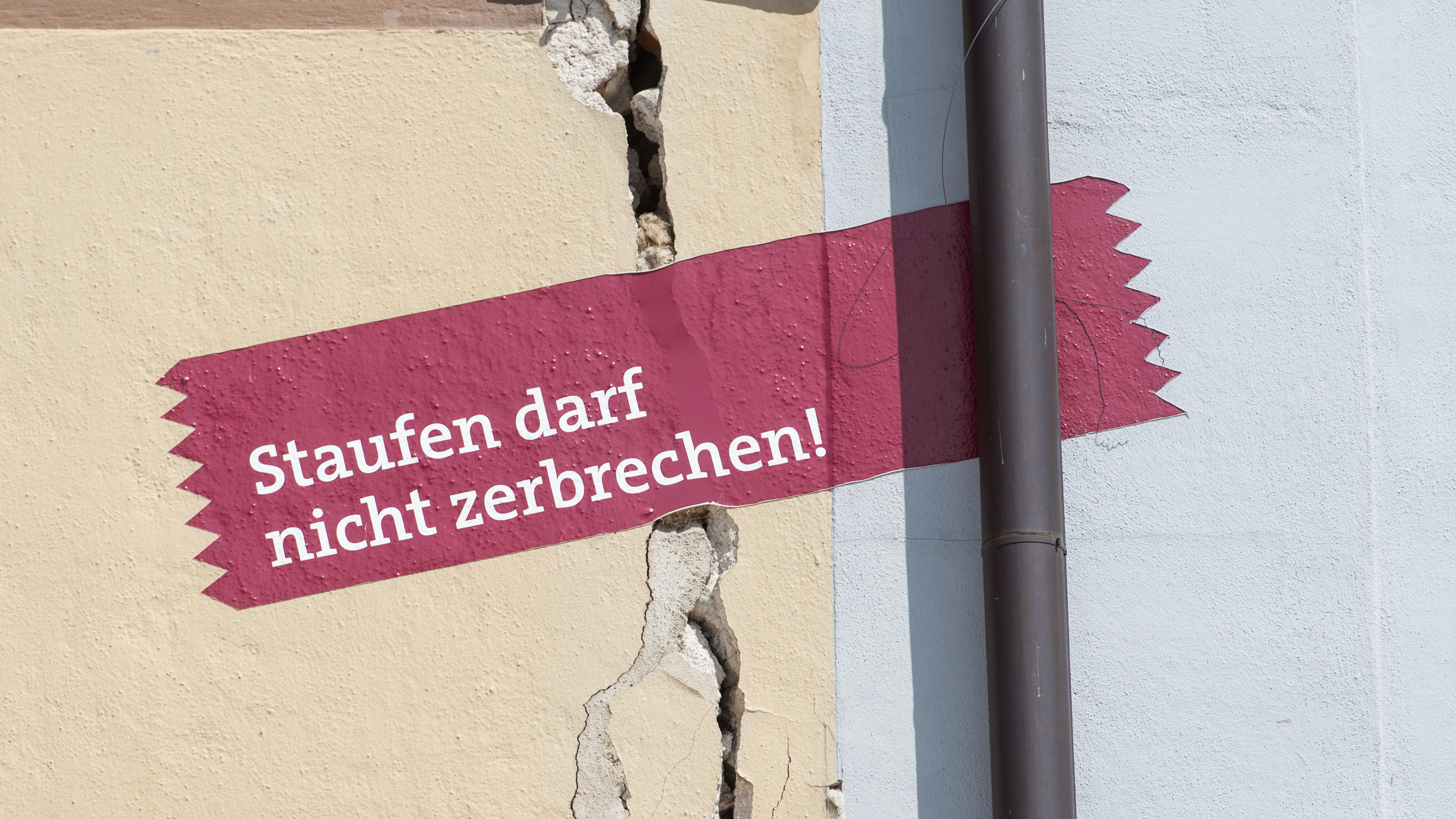 Ein aufgemaltes rotes Transparent mit der Aufschrift " Staufen darf nicht zerbrechen" hängt in Staufen (Baden-Württemberg) am Rathaus. 2007 hat ein missglücktes Geothermie-Projekt für zahlreiche Risse in Gebäuden gesorgt. Die Gemeinde leidet immer no