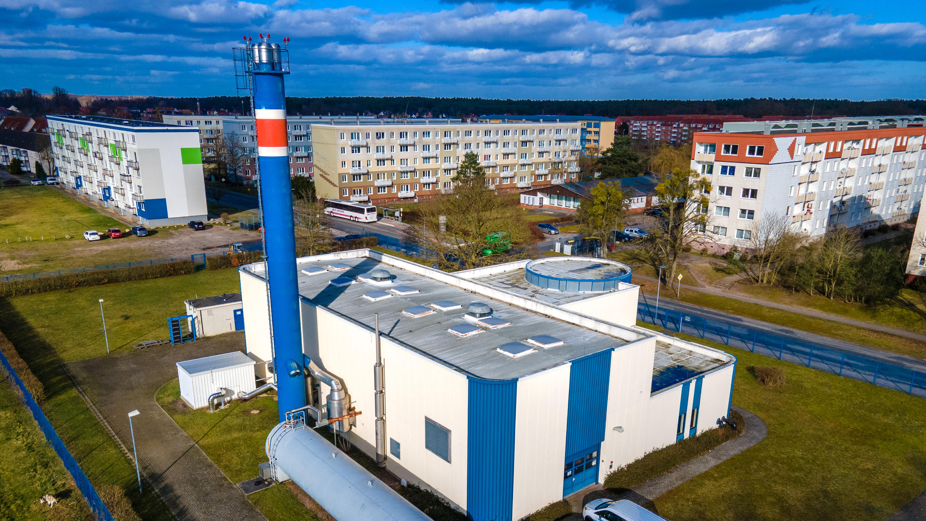 Das älteste deutsche Erdwärmekraftwerk: Das am 12.11.2003 offiziell ans Netz gegangene Geothermie-Kraftwerk erzeugt bereits seit zwanzig Jahren jährlich 1.400 Megawattstunden Strom für bis zu 500 Haushalte.