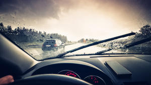 Unwetter im Auto: Unwetterfahrplan für das Wochenende und danach