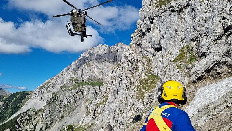 Bergretter und Helikopter beim Einsatz an der Tiefkarspitze im Karwendel