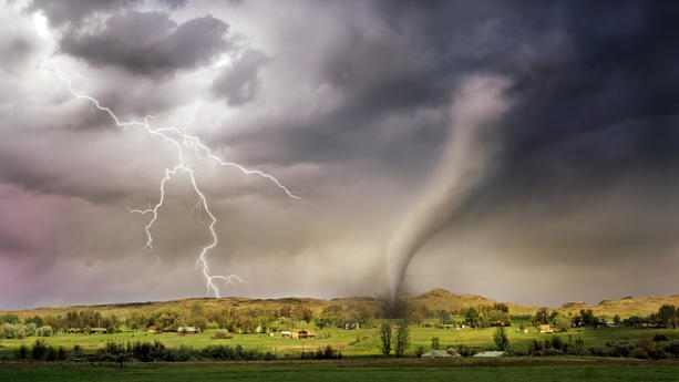 Bei einem Tornado im beliebten Touristenort Zierikzee auf der niederländischen Insel Schouwen-Duiveland ist eine Person ums Leben gekommen, mindestens zehn weitere Menschen wurden verletzt. In Deutschland besteht weiterhin Unwettergefahr.