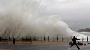 A man escapes from a huge wave crashing into the promenade in San Sebastian, Spain, 19 January 2009. Forecasts were predicting a rough sea with waves up to five metres high hitting San Sebastian's coast today. EPA/Javier Etxezarreta +++(c) dpa - Report+++