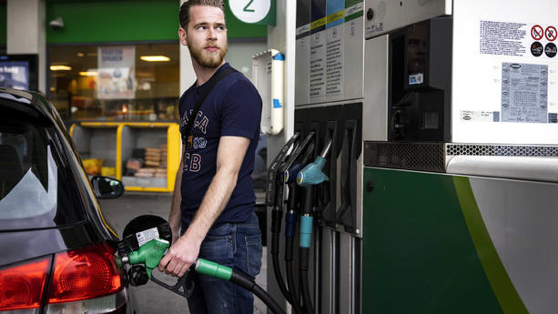 Im Vergleich mit den EU-Nachbarstaaten war Benzin nur in Polen, Tschechien und Luxemburg billiger als in Deutschland - Dieselpreise an Tankstellen in Deutschland nach Rückgang am 1. Juni 2022 weiter auf hohem Niveau Benzin und Diesel waren an...