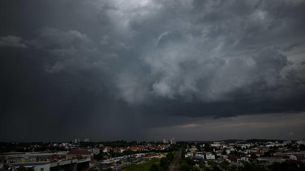 Kräftige Gewitter entladen sich am Donnerstagabend und in der Nacht über Deutschland. Es drohen Sturmböen, Hagel und Starkregen.