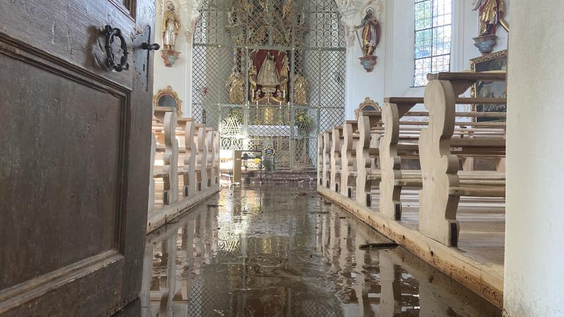 Wasser steht nach Regenfällen in der Loretto-Kapelle. Starkregen hat am Donnerstag zahlreiche Straßen im südlichen Allgäu überflutet.