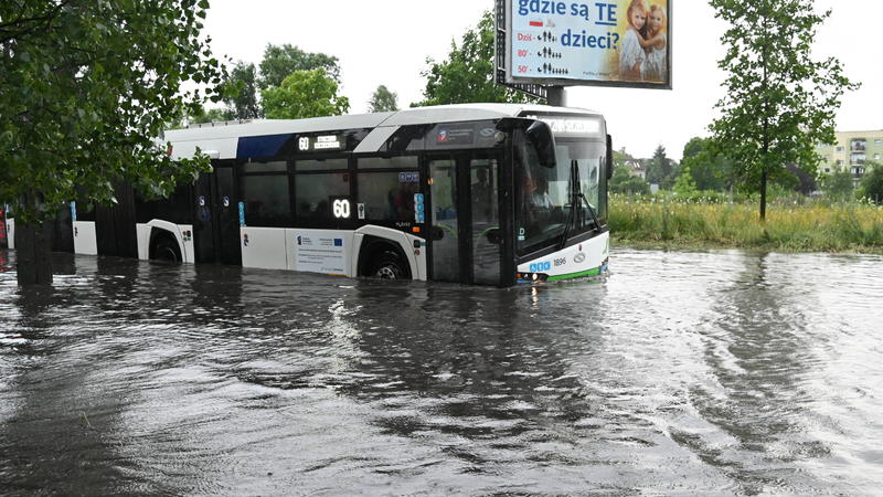 In Stettin kam es zu Überschwemmungen. Ein Bus steht auf einer überschwemmten Straße. Starke Regenfälle in Woiwodschaft Westpommern haben die Straße überschwemmt.