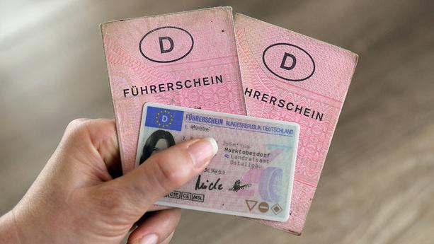 In Deutschland müssen bald die ersten Führerscheine umgetauscht werden. Der Umtausch soll gestaffelt werden – gestuft nach Geburtsjahrgängen der Fahrer und Ausstellungsdatum. Der Grund: Führerscheine sollen fälschungssicher werden.