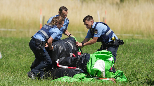 Bei einem Unfall mit einer Hüpfburg sind in Gondershausen zehn Kinder verletzt worden. Die Hüpfburg war am Sonntag vermutlich von einer starken Windböe erfasst worden und habe sich dabei überschlagen, wie die Polizei mitteilte.