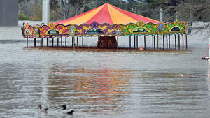 03.07.2022, Australien, Sydney: Ein Vergnügungspark in Camden im Südwesten Sydneys ist von den Fluten überschwemmt. Nach starken Regenfällen sind Gebiete rund um die ostaustralische Stadt Sydney erneut überschwemmt worden. Foto: Mick Tsikas/AAP/dpa +++ dpa-Bildfunk +++