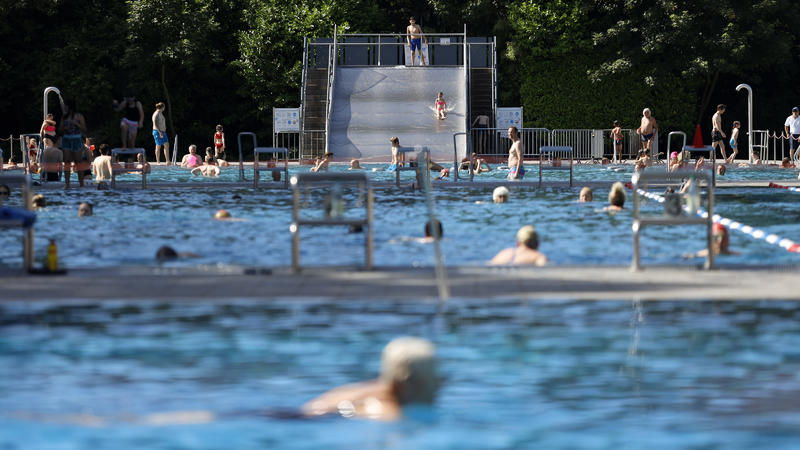 Im Kölner Stadionbad genießen Badegäste den Beginn der Freibad-Saison.
