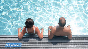 17.06.2021, Hessen, Wiesbaden: Zwei Badegäste stehen im Opelbad im Schwimmbecken. Das Opelbad hat seit dem 17. Juli 2021 wieder geöffnet. Diese Woche gibt es Deutschlandweit Temperaturen über 30 Grad. Foto: Sebastian Gollnow/dpa +++ dpa-Bildfunk +++