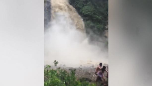 Urlaub auf den Philippinen ist im Moment keine gute Idee. Das haben diese Urlauber am eigenen Leib zu spüren bekommen. Dieser Wasserfall wird plötzlich zur tödlichen Falle.