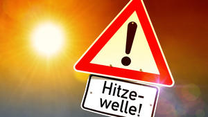 Brennende Sonne und Schild mit Aufschrift Hitzewelle, Symbolfoto Klimaerwà rmung und Hitzewelle
