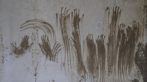 Mit Schlamm der Ahr haben Menschen in einem bei der Flut zerstörten Haus ihre Handabdrücke an einer Wand hinterlassen. Am 14. Juli jährt sich die Katastrophe zum ersten Mal.