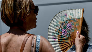 Hitzewelle wie in fast ganz Griechenland auch im Zentrum der griechischen Hauptstadt Athen, Momentaufnahme am 30. Juni 2021. Im Bild: Frau mit Windfächer