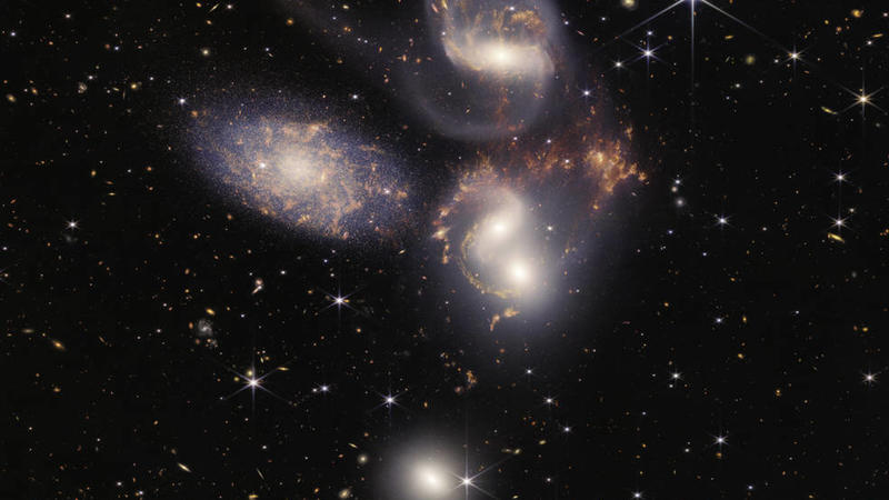 dpatopbilder - HANDOUT - 12.07.2022, ---: Das von der US-amerikanischen Weltraumbehörde NASA zur Verfügung gestellte Bild zeigt Stephan·s Quintet, eine visuelle Gruppierung von fünf Galaxien. Dieses riesige Mosaik ist das bisher größte Bild vom Weltr