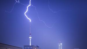 Blitzeinschlag in den Berliner Fernsehturm, Berlin, Deutschland.