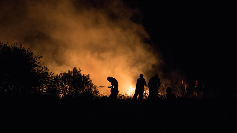  Wildfire In Schisto Korydallou In Athens A sudden wildfire broke out at night at the suburbs of Athens, at Schisto Korydallou. Firefighters and volunteers rush to the spot and put out the fire in Athens, Greece on Tuesday 29, June 2022. Athens Greec