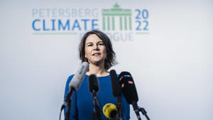 Annalena Baerbock Buendnis 90/Die Gruenen, Bundesaussenministerin, spricht zu den Medien im Rahmen des Petersberger Klimadialoges im Auswaertigen Amt in Berlin, 18.07.2022. Der Petersberger Klimadialog dient als Vorbereitung der UN-Klimakonferenz, die 2022 in Scharm asch-Schaich in Aegypten stattfinden wird. Berlin Germany *** Annalena Baerbock Buendnis 90 Die Gruenen , German Foreign Minister, speaks to the media at the Petersberg Climate Dialogue at the Foreign Office in Berlin, 18 07 2022 The Petersberg Climate Dialogue serves as a preparation for the UN Climate Conference, which will take place in 2022 in Sharm ash Shaykh in Egypt Berlin Germany Copyright: xFlorianxGaertnerx
