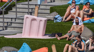  July 16, 2022, London, England, United Kingdom: People sunbathe next to the melting ice lollies art installation at Granary square in King s Cross as the Met Office issues its first-ever red warning over extreme heat in the UK in the coming days. London United Kingdom - ZUMAv130 20220716_zip_v130_006 Copyright: xVukxValcicx