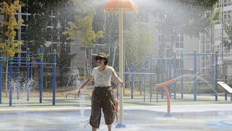 14.07.2022, Spanien, Sevilla: Eine Frau kühlt sich in einem Park ab. Die derzeitige Gluthitze-Periode in Spanien soll mindestens bis zum kommenden Dienstag anhalten. Foto: Rosa Veiga/Europapress/dpa +++ dpa-Bildfunk +++