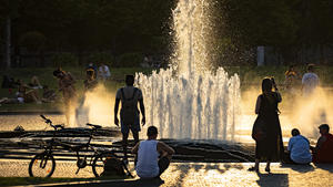 Menschen bei dem Brunnen im Lustgarten auf der Museumsinsel in Berlin am 20. Juli 2022. Am heutigen Tag sind Temperaturen bis 40. Grad erwartet. Hitzewelle in Deutschland *** People at the fountain in the Lustgarten on Museum Island in Berlin on July 20, 2022 Temperatures of up to 40 degrees are expected today Heat wave in Germany