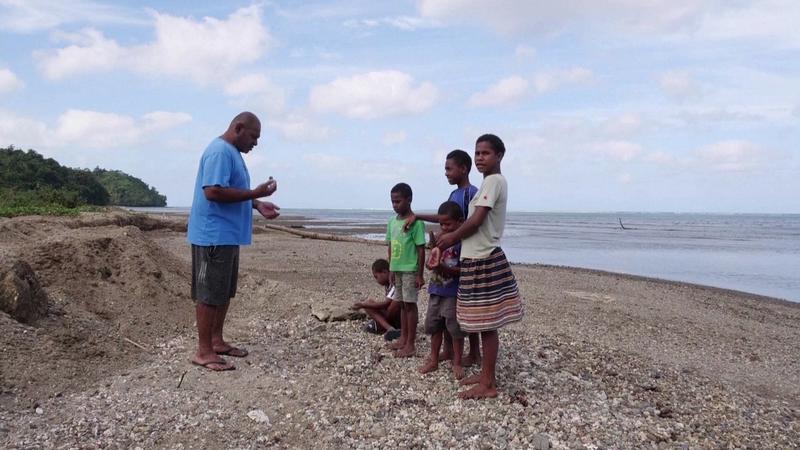 Dorfvorsteher von Namatakula, Josevata Nagausaukula, am Strand mit Kindern, Namatakula, Fidschi