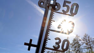 News Themen der Woche KW29 News Bilder des Tages Sommer, Hitze im Siegerland, Symbolbild, ein Thermometer vor blauem Himmel und der Sonne Sommer im Siegerland am 18.07.2022 in Siegen/Deutschland. *** Summer, heat in Siegerland, symbol image, a thermometer against a blue sky and the sun summer in Siegerland on 18 07 2022 in Siegen Germany