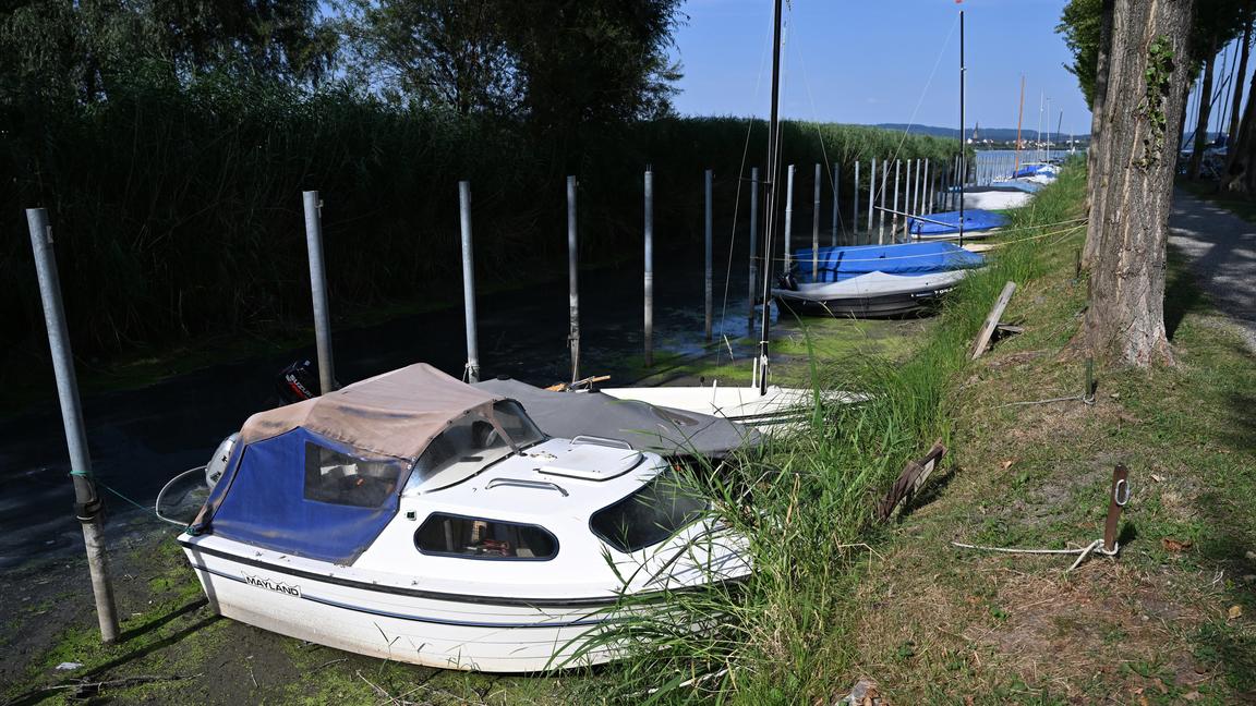 28.07.2022, Baden-Württemberg, Moos Am Bodensee: Mehrere Boote liegen im Hafen von Moos auf dem Trockenen, weil der Bodensee Niedrigwasser hat. Foto: Felix Kästle/dpa +++ dpa-Bildfunk +++