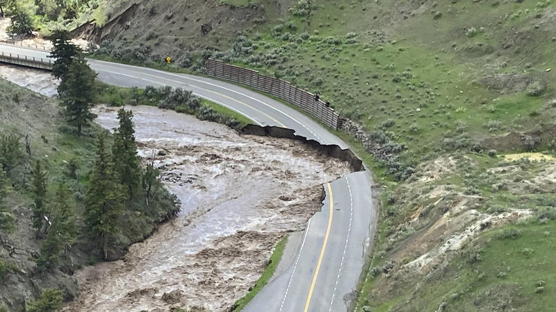 Unterspülungen der Northeast Entrance Road, Yellowstone National Park, Montana, USA, am 13. Juni 2022