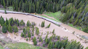 Das Hochwasser des Yellowstone River hat die Northeast Entrance Road unterspült. Foto: 13. August 2022
