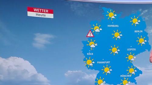 13.09.2020, Baden-Württemberg, Ertingen: Ein Mann und eine Frau liegen unter Sonnenschirmen in Liegestühlen an einem Badesee und halten sich an der Hand. Foto: Thomas Warnack/dpa +++ dpa-Bildfunk +++