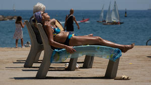 13.07.2022, Spanien, Barcelona: Mehrere Personen sonnen sich am Strand von Barceloneta. Die Temperaturen in Spanien klettern angesichts der aktuellen Hitzewelle auf Spitzenwerte. Foto: David Zorrakino/EUROPA PRESS/dpa +++ dpa-Bildfunk +++