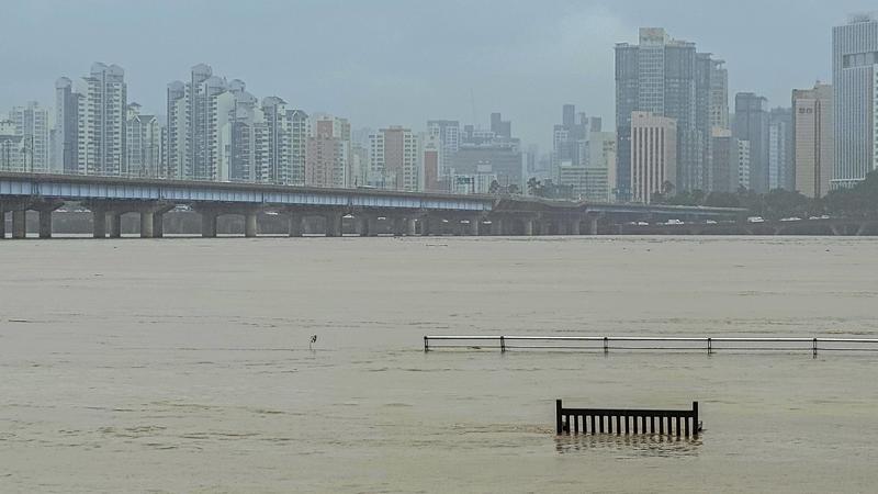 Heavy rain in Seoul Photo taken in Seoul on Aug. 9, 2022, shows the Han River overflowing due to heavy rain. PUBLICATIONxINxGERxSUIxAUTxHUNxONLY A14AA0001324273P